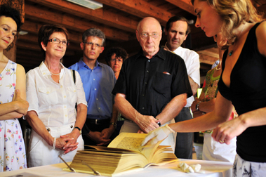 Besucher bestaunen die Chroniken von Diebold Schilling