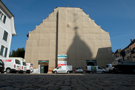 Die Fassade des Museums mit Baugerüst