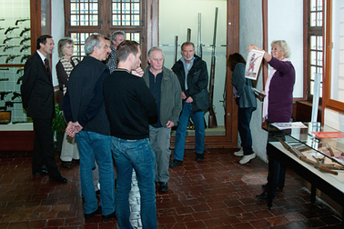 Besucher hoeren gespannt zu