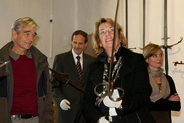 Besucher mit Zweihaenderschwert