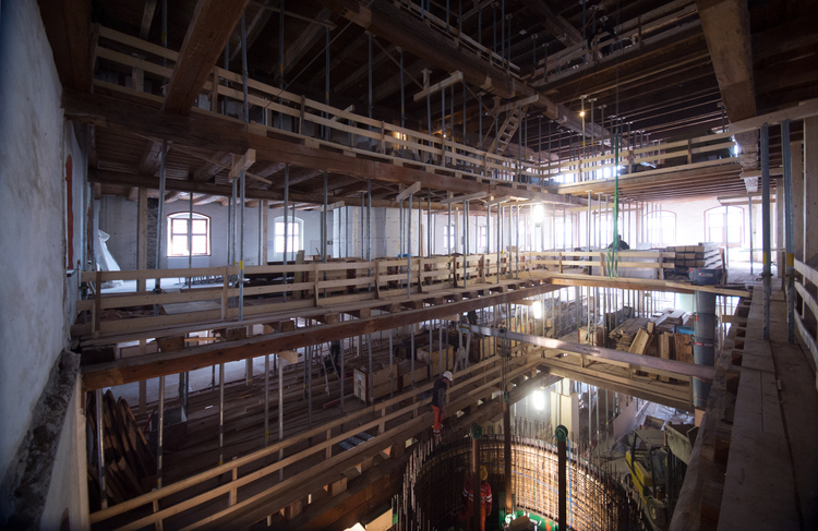 Blick ins Alte Zeughaus, zu sehen sind die Stockwerke durch die Öffnung der Decken für den Lifteinbau