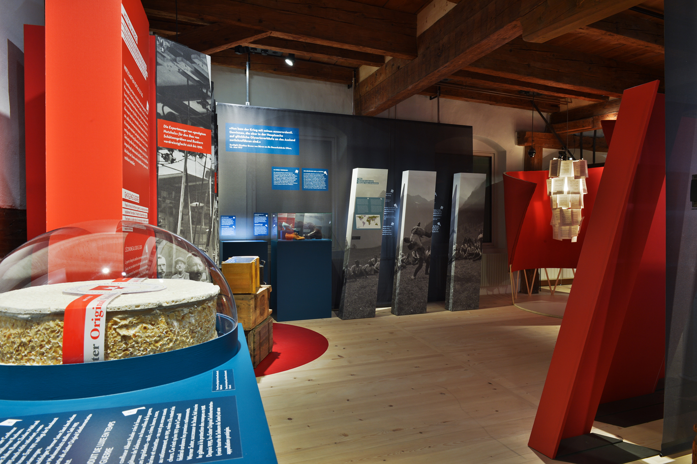 Blick in die Ausstellung "14/18 - Die Schweiz und der Grosse Krieg" - im Vordergrund eine Solothurner Torte, deren Rezept auf 1915 zurückgeht